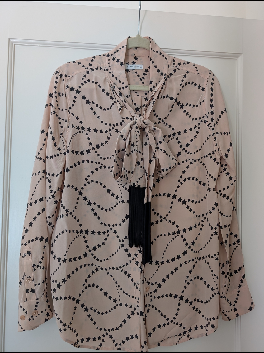 Equipment Femme Silk Blouse With Tie-neck Bow And Tassels Light Pink Star Print